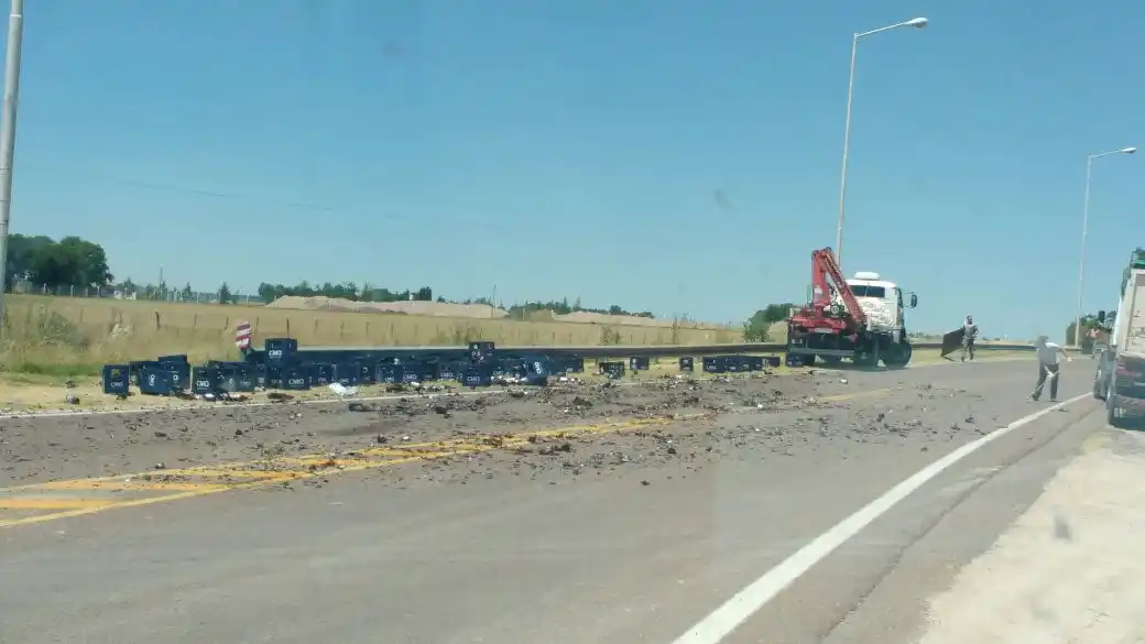 Una pena: un camión volcó una gran cantidad de cervezas sobre la ruta 131