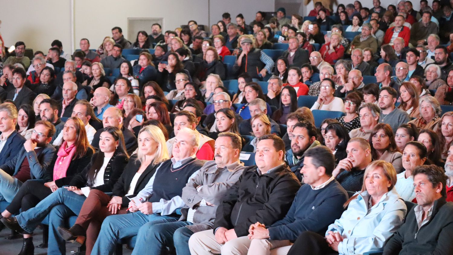 Francisco Azcué presentó su plan de gobierno ante una multitud