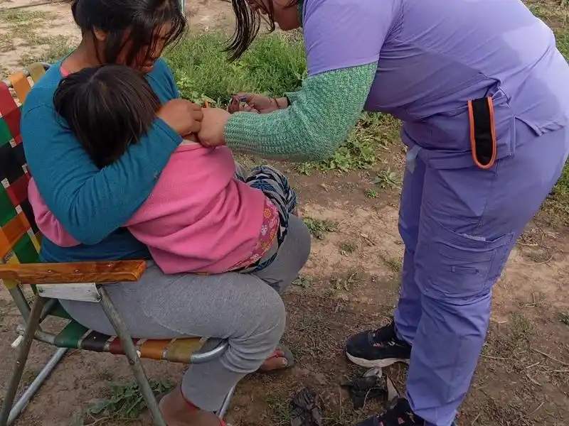 Vacunación casa por casa para niños
de la Colonia Juan Bautista Alberdi