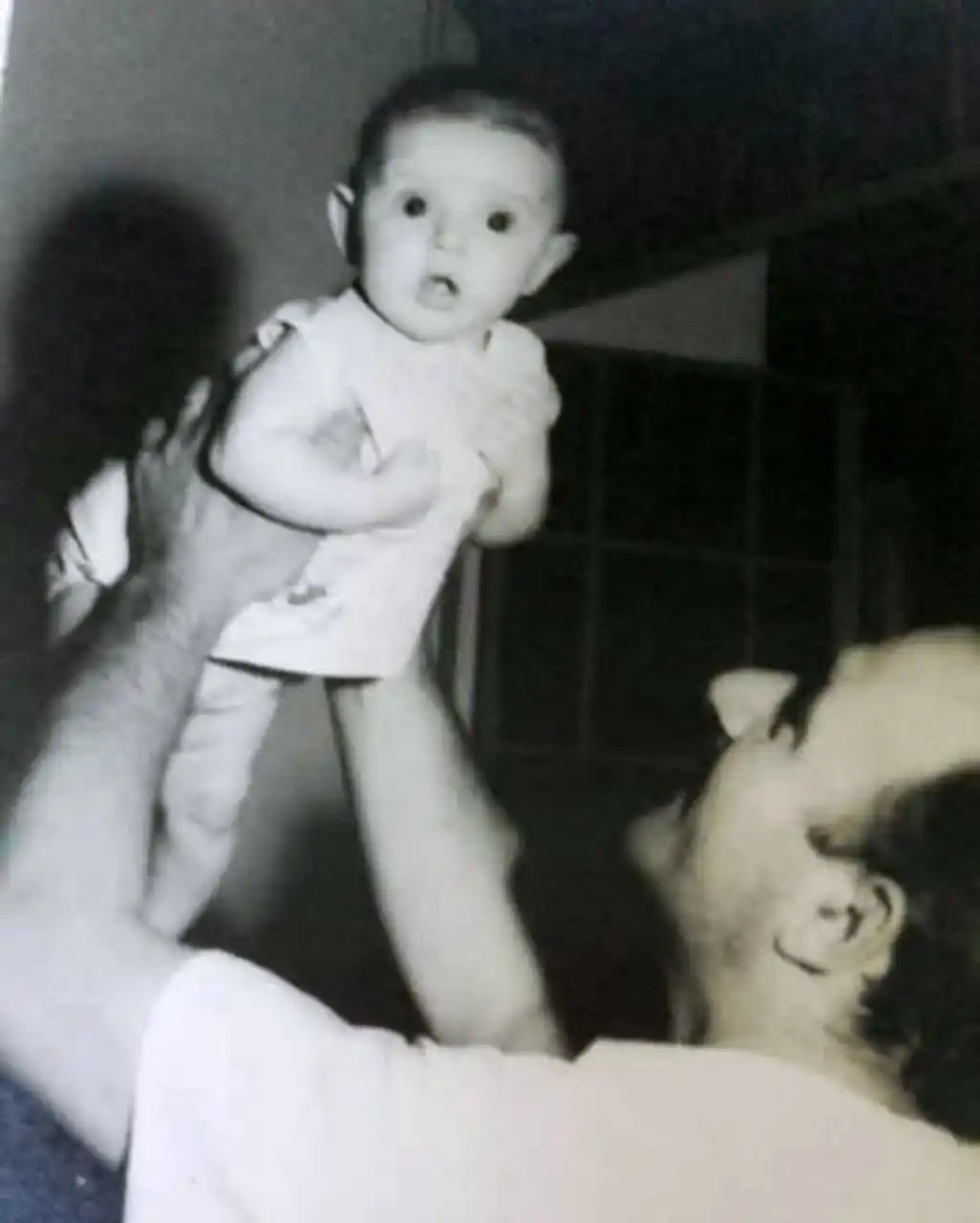 Soledad en brazos de su padre-