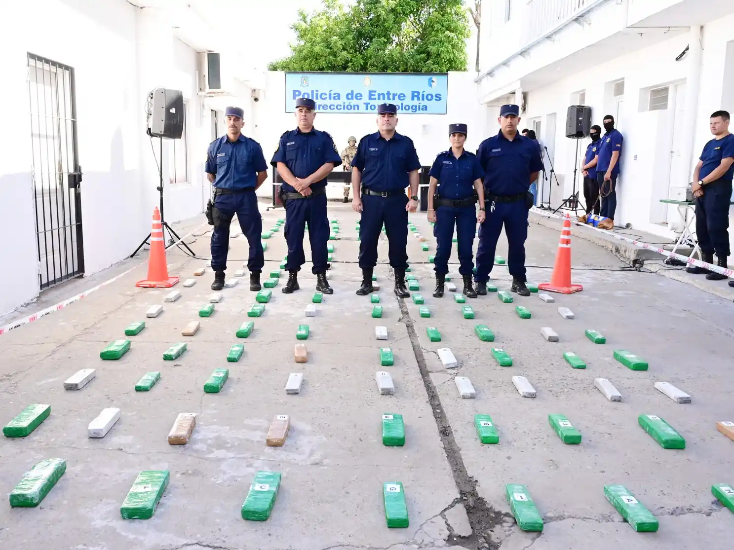 La Policía secuestró más de $243 millones y casi 150 kilos de drogas