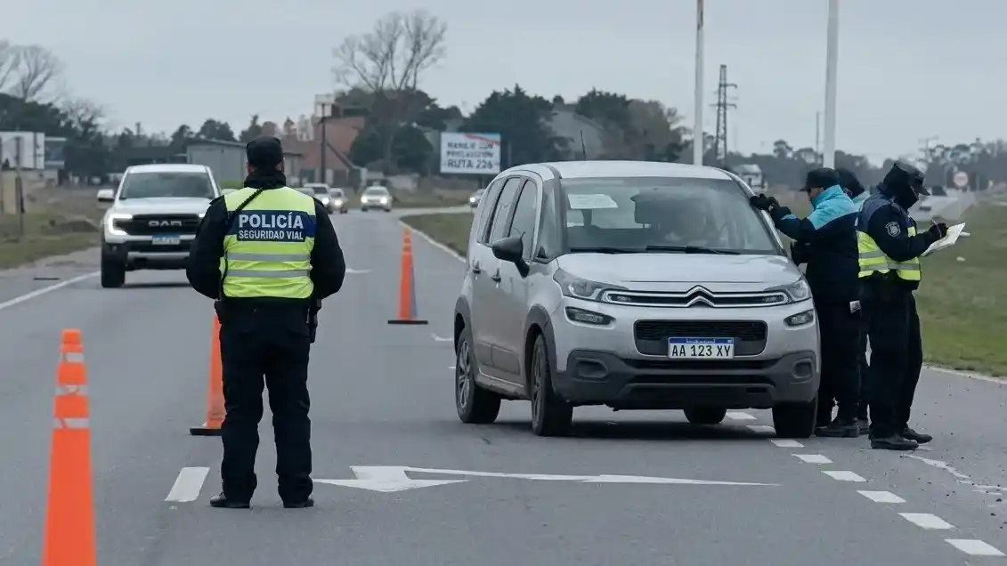 Los controles preventivos en uno de los accesos clave de la ciudad arrojaron un balance de 13 actas labradas, 17 infracciones vehiculares y 9 permisos de conducir retenidos.