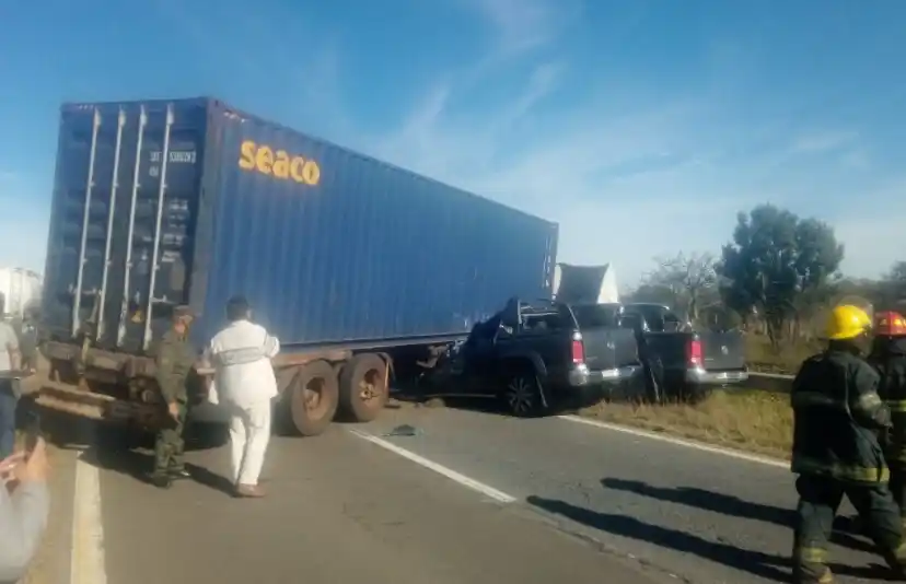Choque fatal en ruta 12 en Campana: Dos camionetas chocaron contra un camión que se desvió