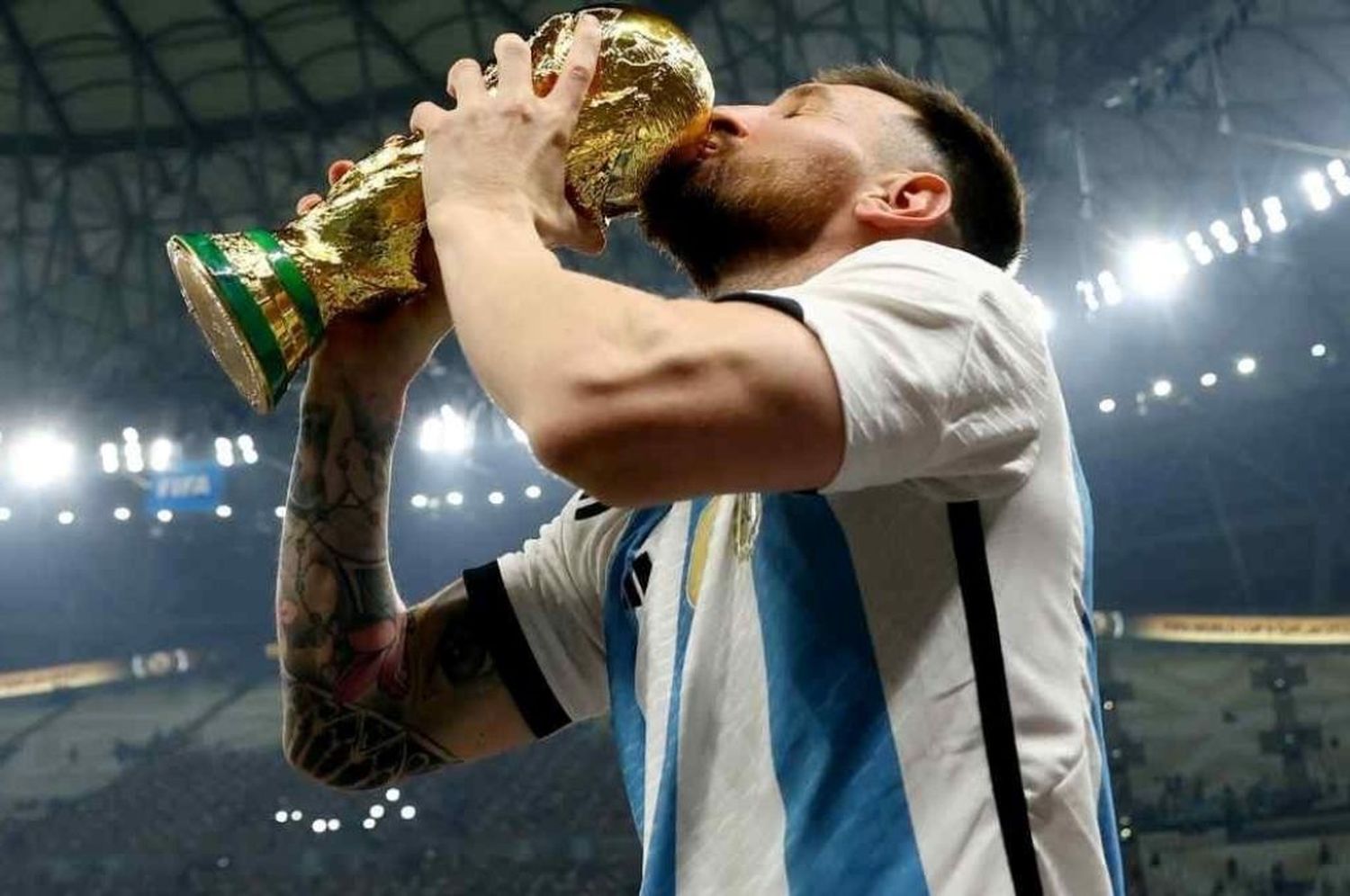 Messi besando la copa del mundo.