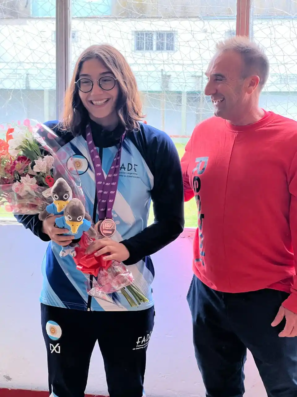 Guadalupe y el presidente del Club Huracán, Marcelo Cascino