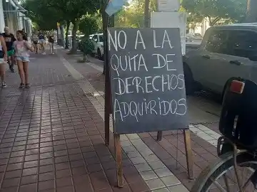 Un comercio de la ciudad dejó su mensaje en el centro rafaelino. Archivo Radio Rafaela