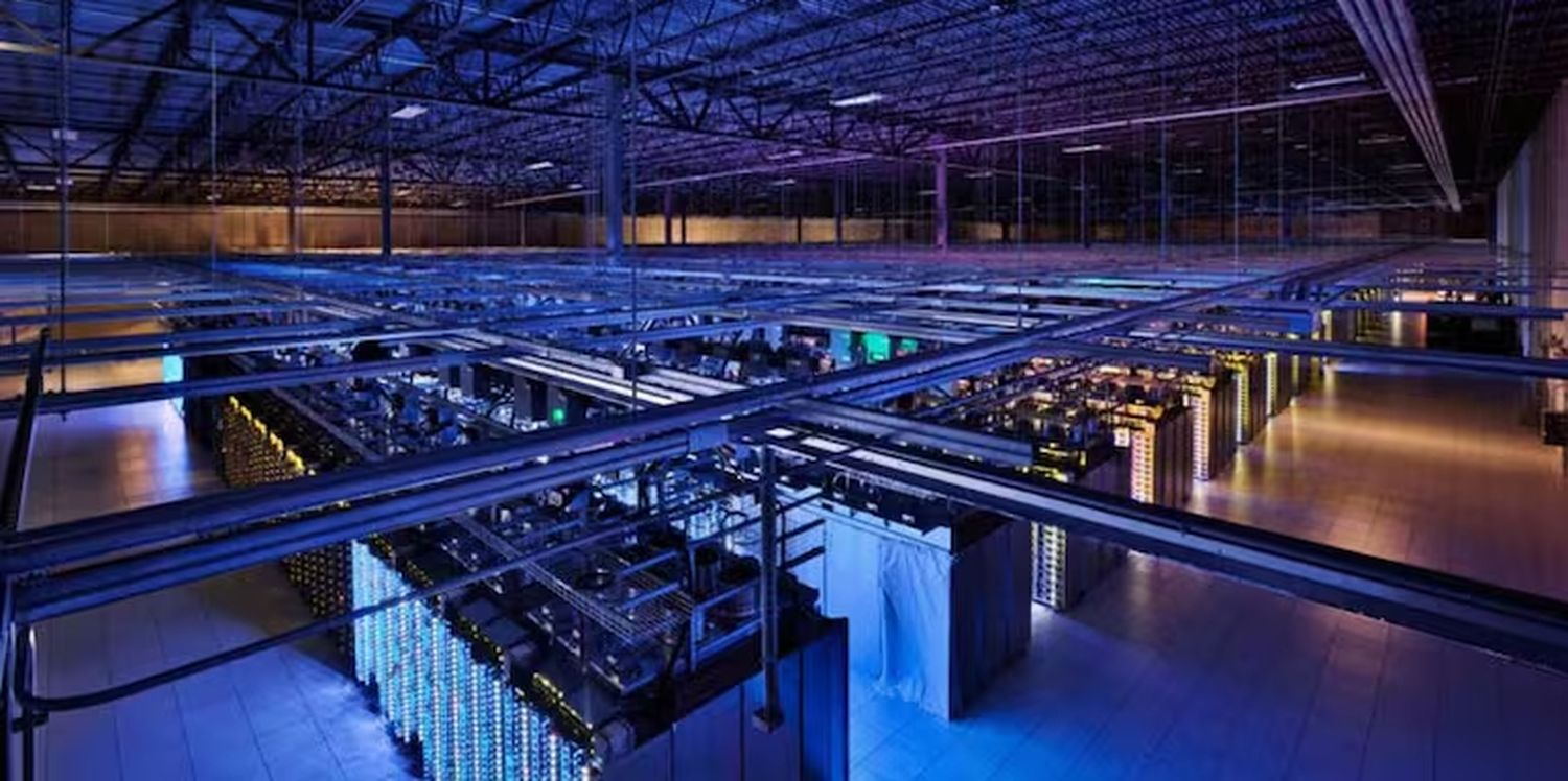 Interior del centro de datos de Google en Council Bluffs, Iowa; este tipo de construcciones demandan gran cantidad de energía y agua para refrigerarse, y aquellos destinados a la inteligencia artificial demandan aún más de estos recursos