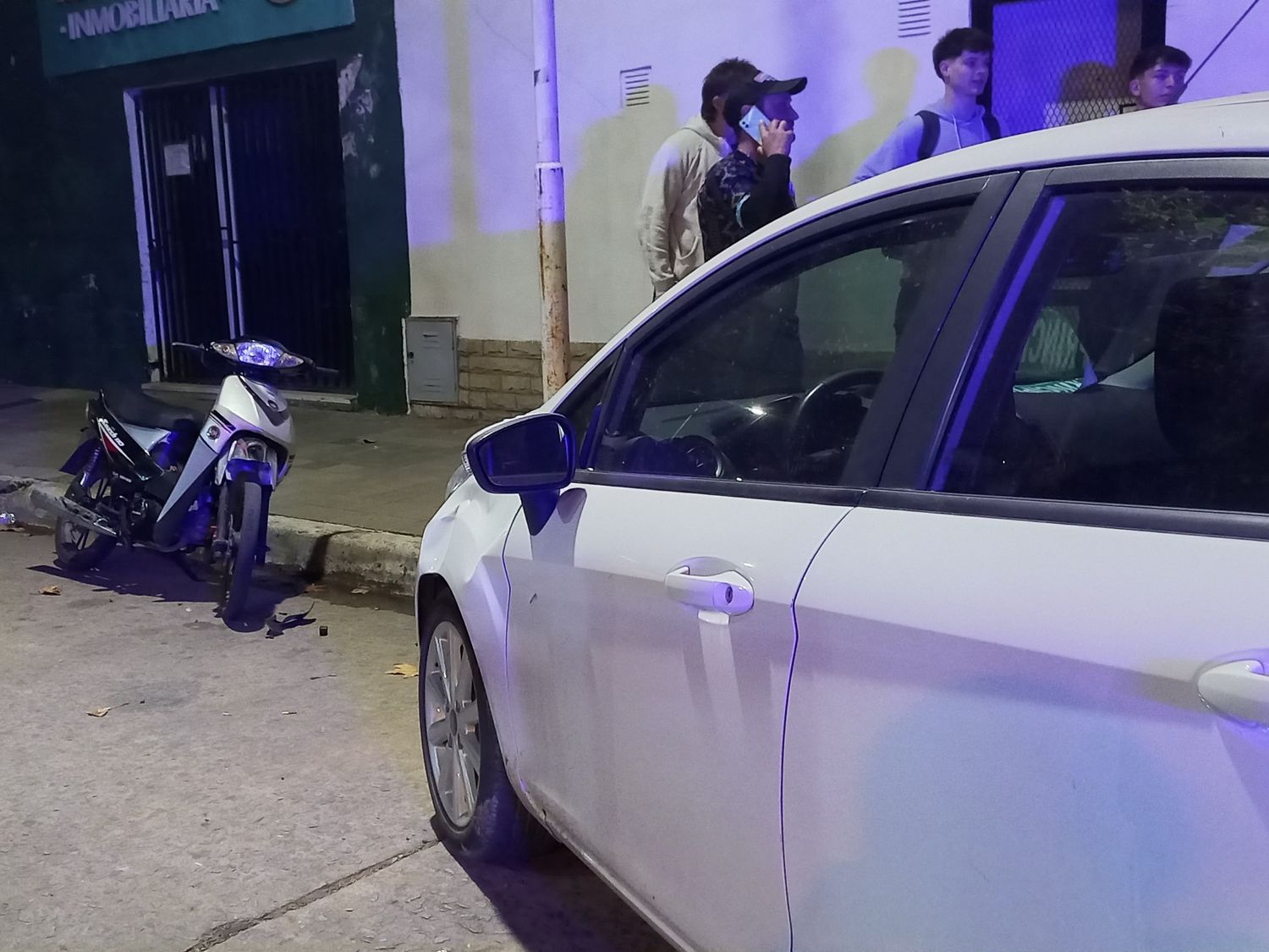Accidente entre una moto y un auto: una persona trasladada al Hospital