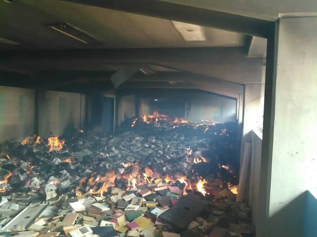 Incendio en la biblioteca de la Universidad de Oriente en Sucre