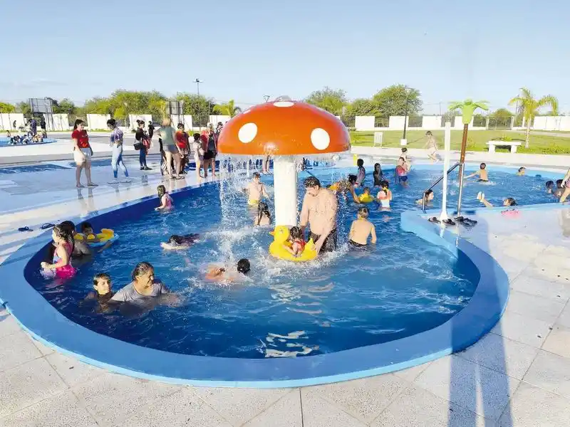 El parque acuático de Las Lomitas se posiciona
como un lugar de encuentro para las familias