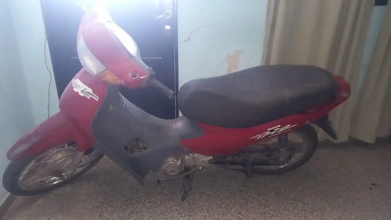 La motocicleta registraba pedido de secuestro activo por robo, requerido por la Justicia de Venado Tuerto desde el año 2009.Crédito: Relaciones Policiales.