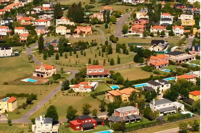 AFIP detectó 350 dueños de casas en countries que no  declararon Bienes Personales