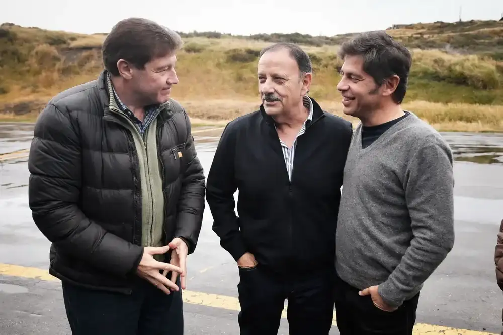 Axel Kicillof junto a Ricardo Quintela y Gustavo Melella.