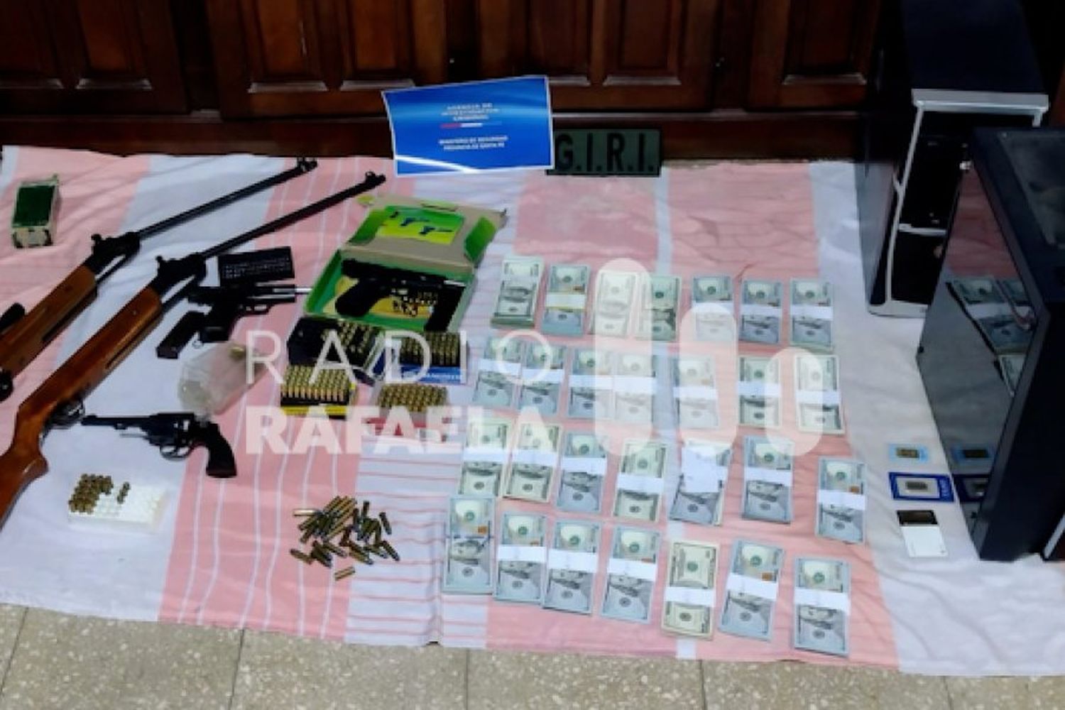 Algunas de las armas y elementos incautados