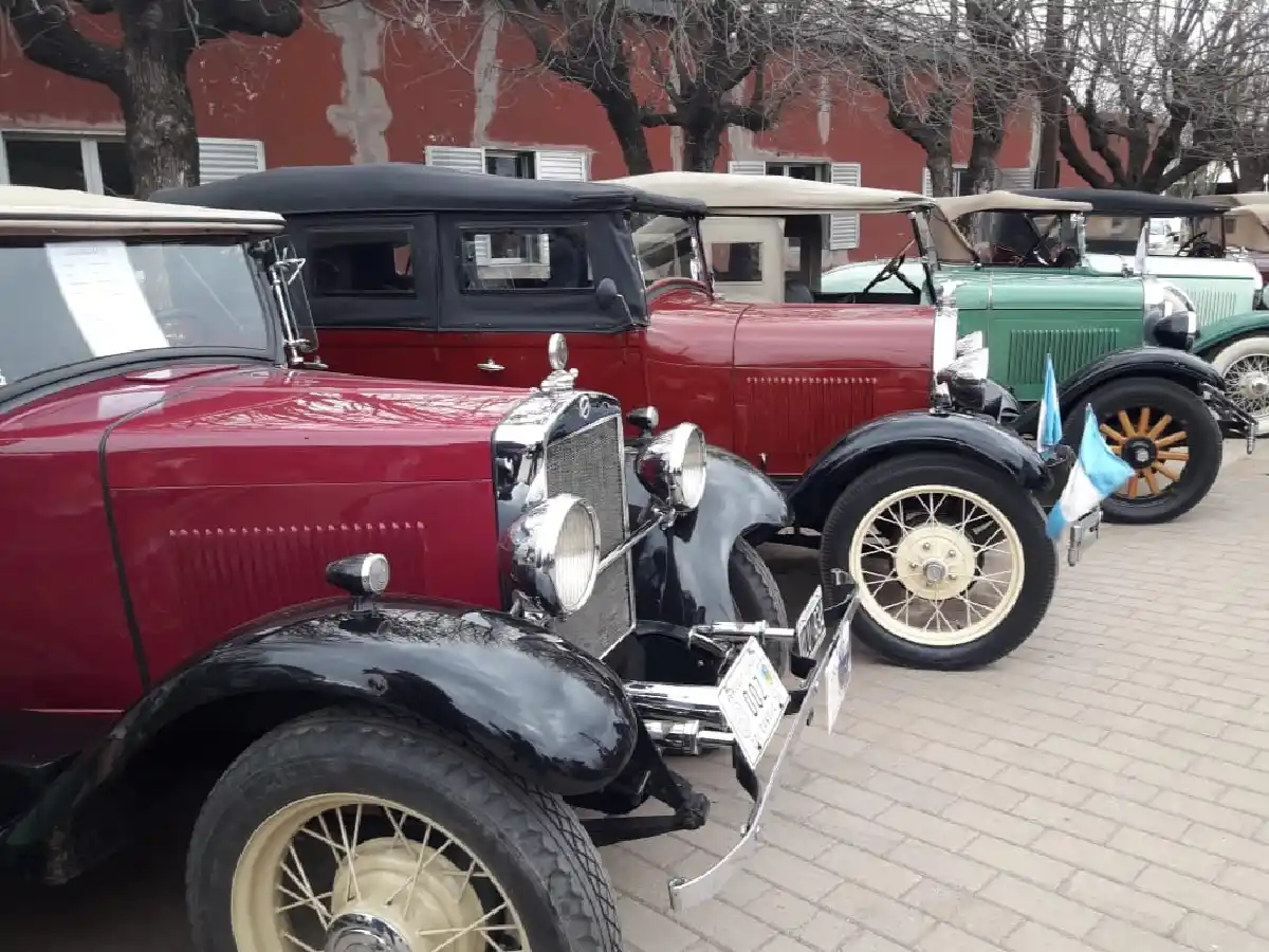 Los autos antiguos de la novela éxito del Trece pasaron por Toro Pujio          