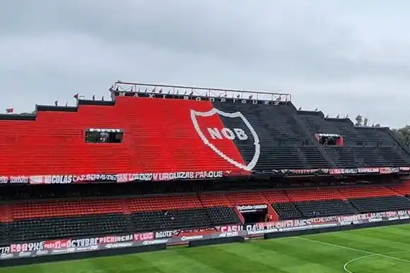 Newell’s, inhibido por FIFA: el club minimiza la sanción, pero crece la preocupación por el futuro deportivo