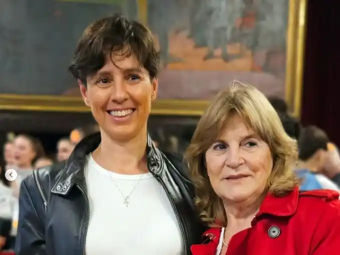 Marina Serrano junto a su madre, en 2003, al ser una de las deportistas destacadas durante ese año parte de la Cámara de Diputados de la Nación