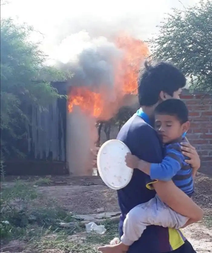 Feroz incendio no deja nada  a una familia