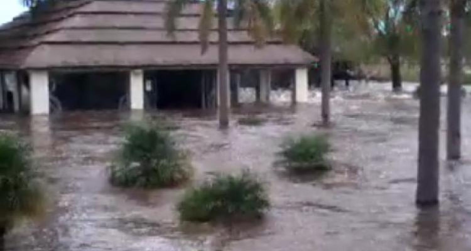 [VIDEO] Así corre el agua en el Howard Johnson después que cedan los muros de contención