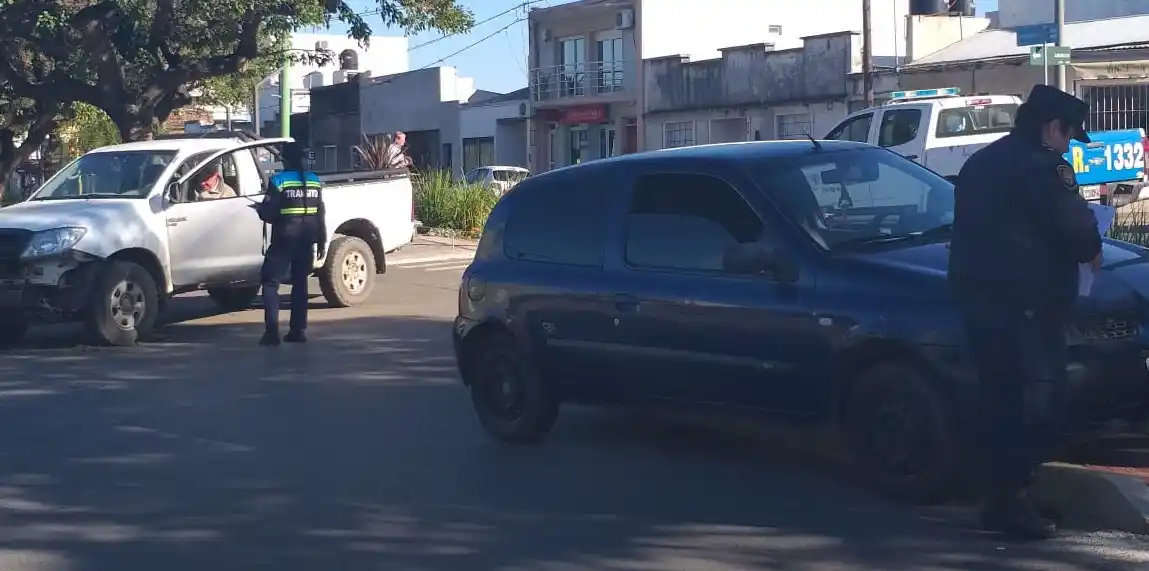 Mujer hospitalizada tras fuerte choque entre un auto y una camioneta 