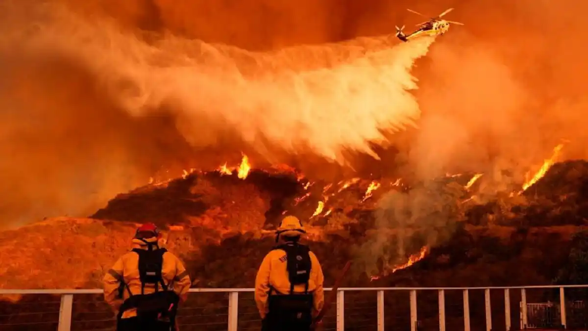 Vientos de Santa Ana avivan los incendios de Los Ángeles: aumenta a 24 la cantidad de muertes