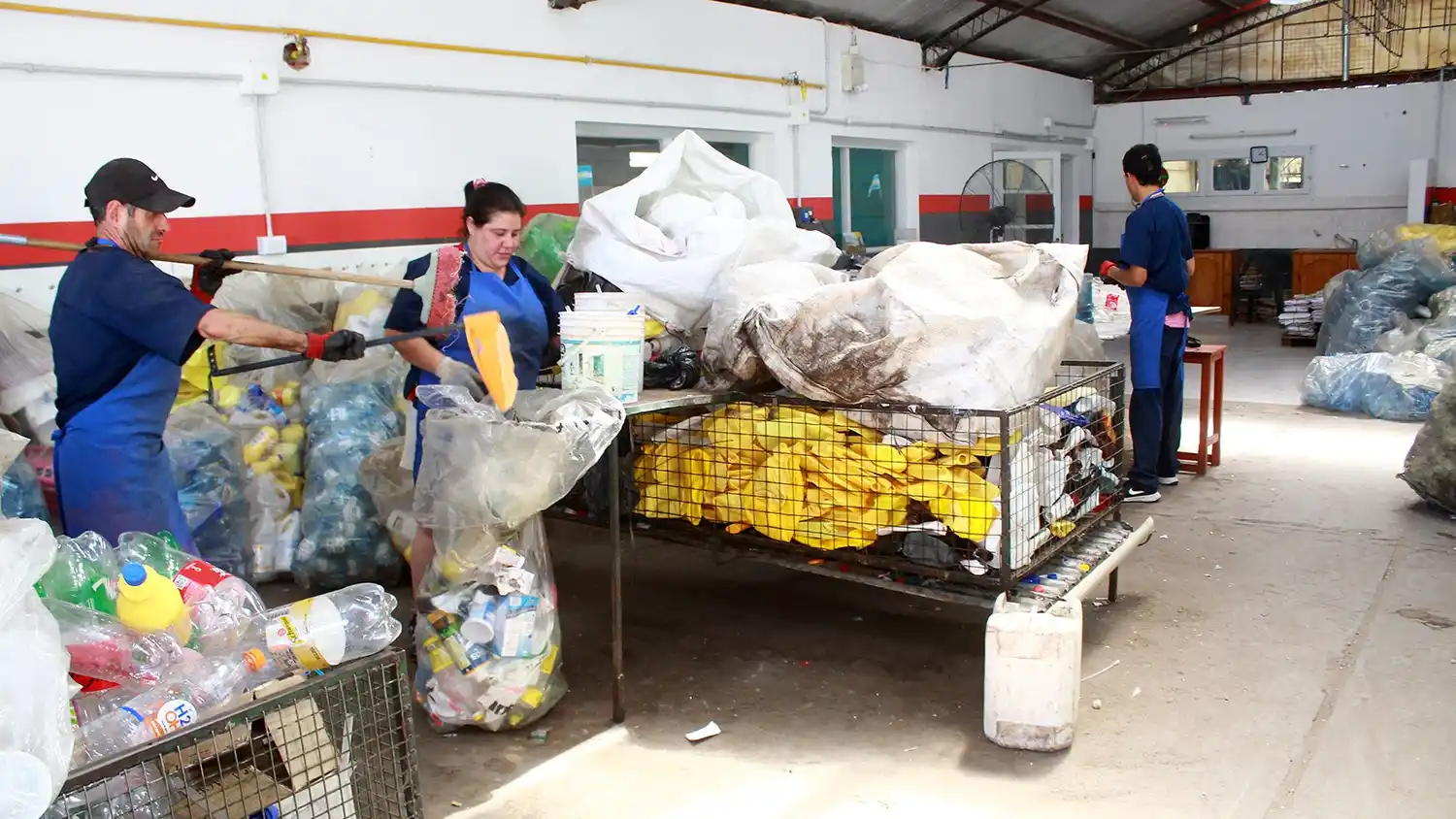 Todo para Ellos. Trabajo de reciclado y compactado de botellas plásticas