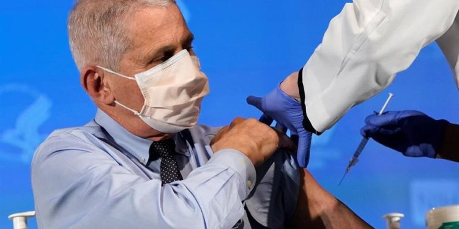 Secretario de salud de EE.UU., Anthoy Fauci recibe vacuna contra el COVID-19