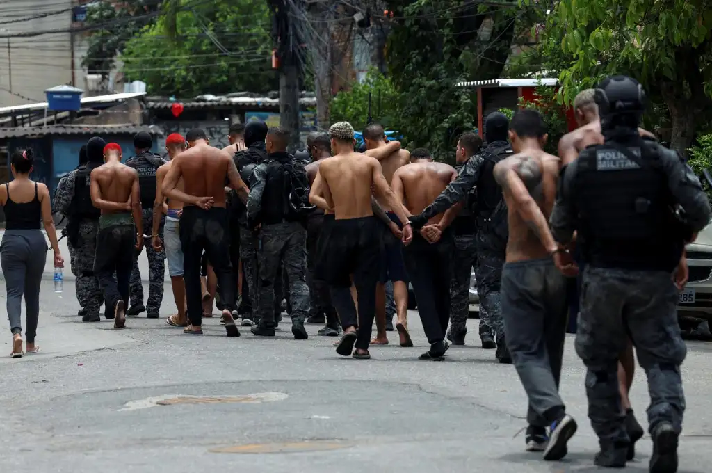 Miembros de la policía militar se llevan detenidos a sospechosos (Foto: REUTERS/Aline Massuca)