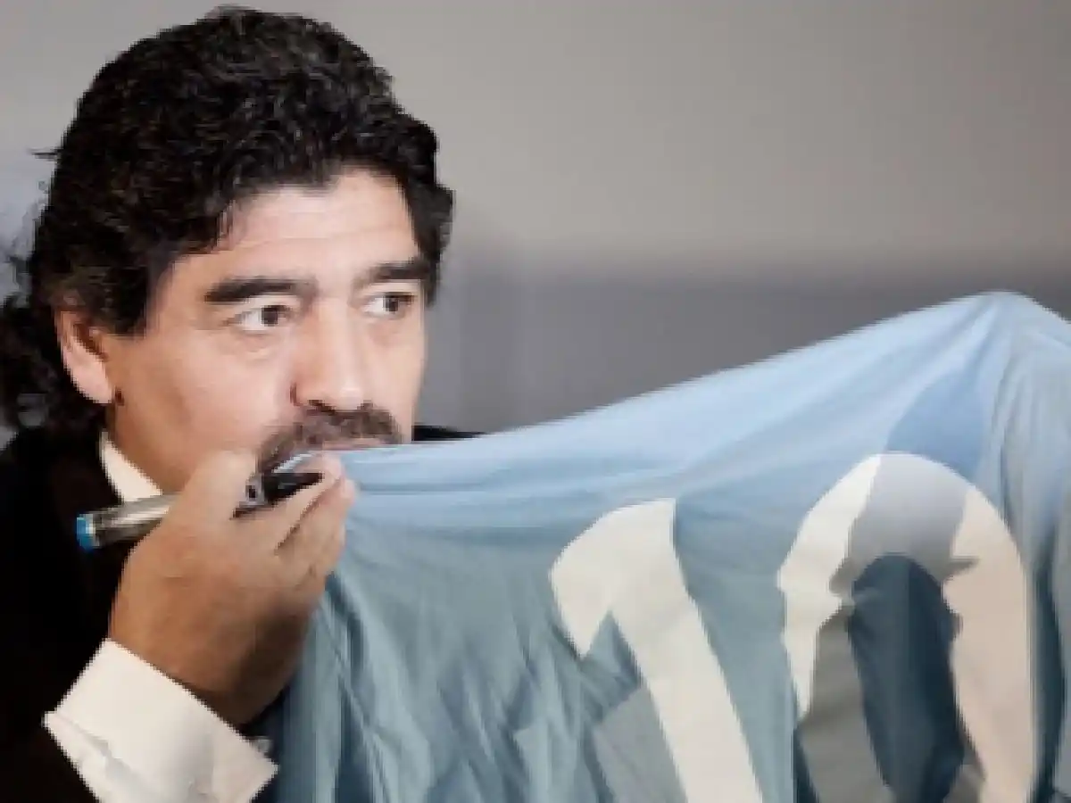 Napoli no podrá usar la imagen de Maradona en su camiseta por decisión judicial
