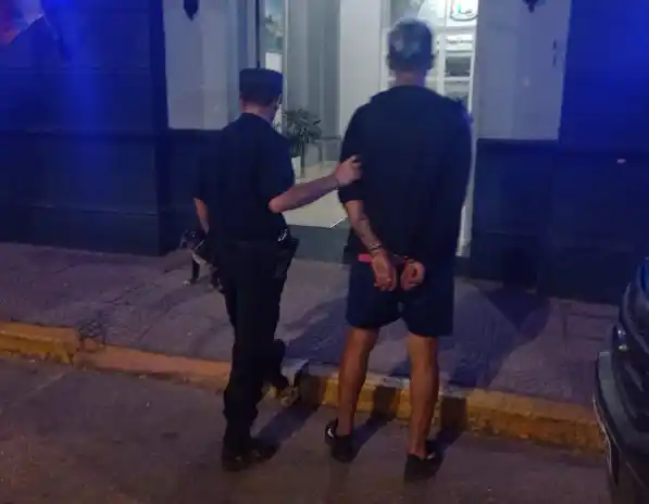 En una moto robada, un joven de 22 años intentó arrebatarle la cartera a una mujer que iba en bici y provocó un accidente