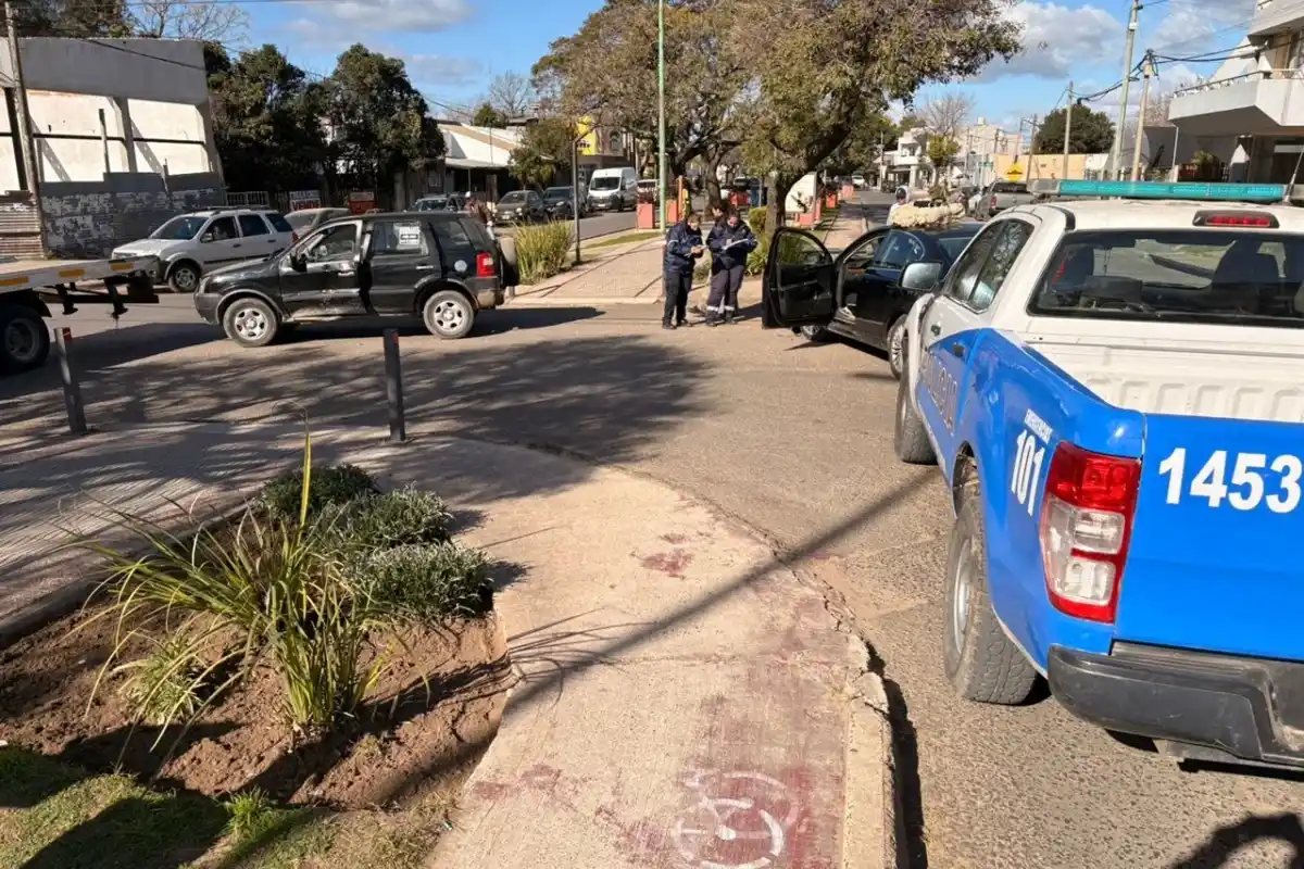 Una mujer quedó atrapada en su vehículo tras un fuerte choque en Avenida Parque y fue rescatada por los bomberos