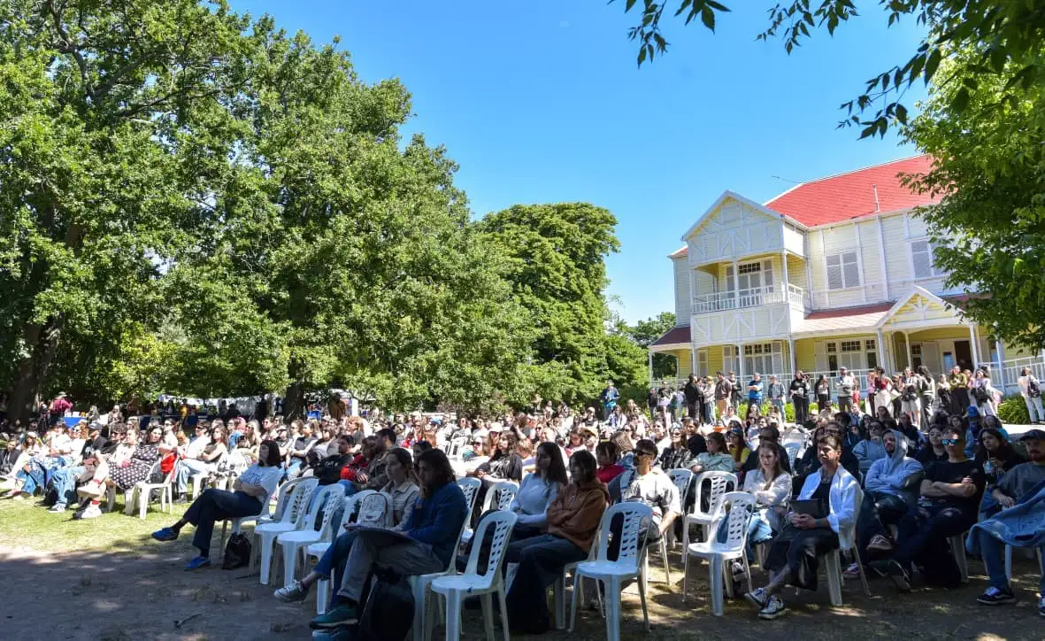 El evento tendrá lugar en los jardines del espacio cultural municipal y propone una experiencia para disfrutar del atardecer con música en vivo.