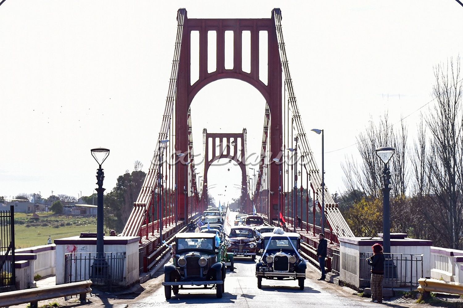 Caravana. Ayer al mediodía por el Puente Colgante