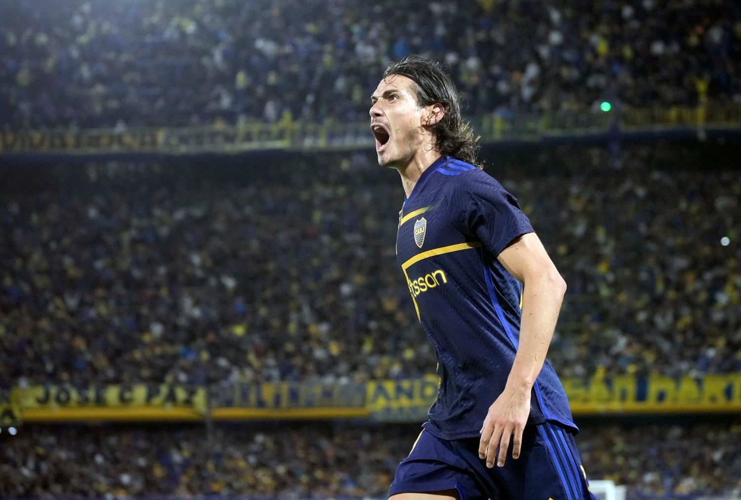 Con gol de Cavani, Boca venció al Tomba y se clasificó a cuartos, donde enfrentará a River.