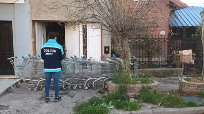Una vecina de Bahía Blanca tenía 13 changuitos de supermercado en su casa: “Soy medio colgada, me olvidé de devolverlos”