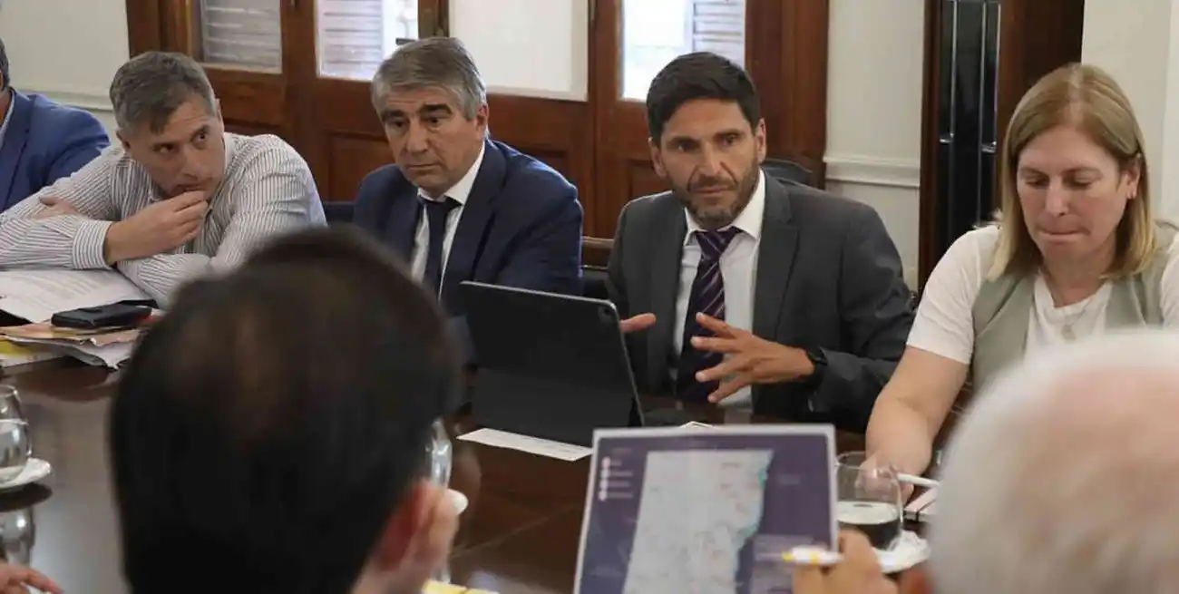 El gobernador analiza el curso de la gestión en reunión de gabinete.