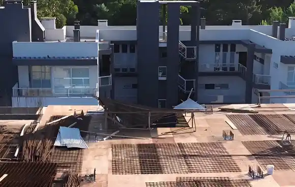 Pinamar: tres obreros cayeron por el hueco de un ascensor en la obra del casino y uno permanece en grave estado