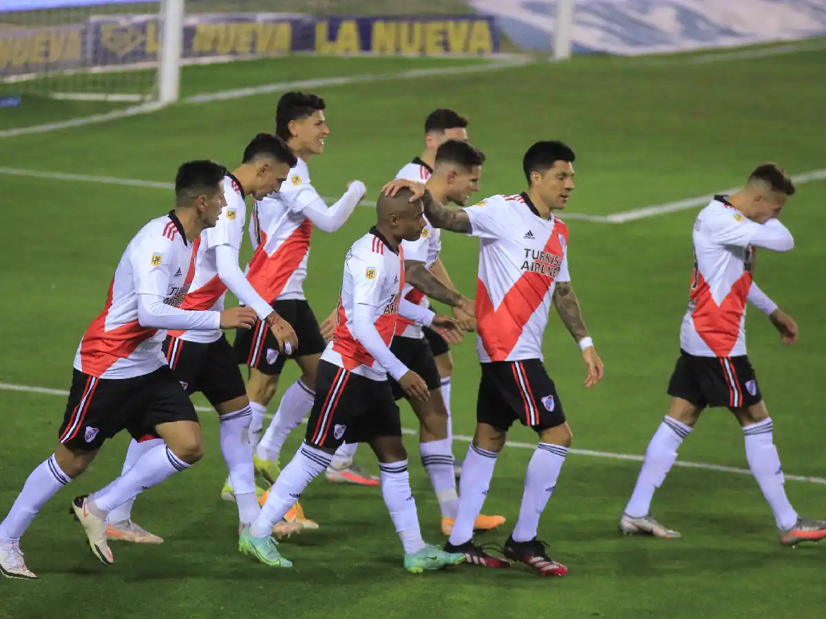 River goleó a Lanús y se prende