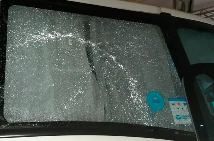 Repudiable: atacaron a piedrazos un colectivo con alumnos que volvían de jurar la bandera