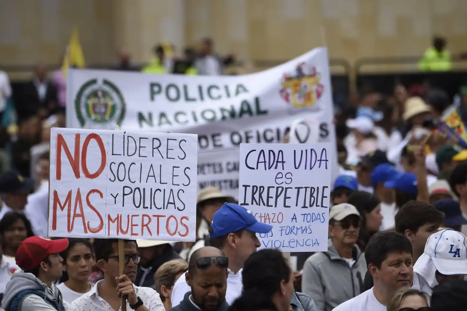 Miles de colombianos salieron a manifestarse contra el terrorismo
