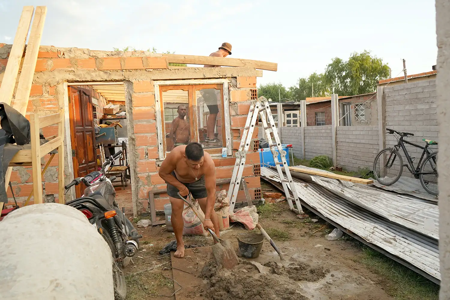 Recuperación.  Vecinos trabajaban ayer para reparar los daños en su casa de 50 y 83