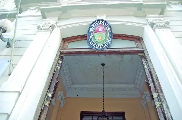 Se hacen pasar por empleados municipales y piden entrar a las casas