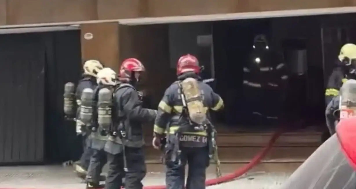 Cuatro dotaciones de Bomberos de la Ciudad trabajaron en la estructura de 13 pisos.