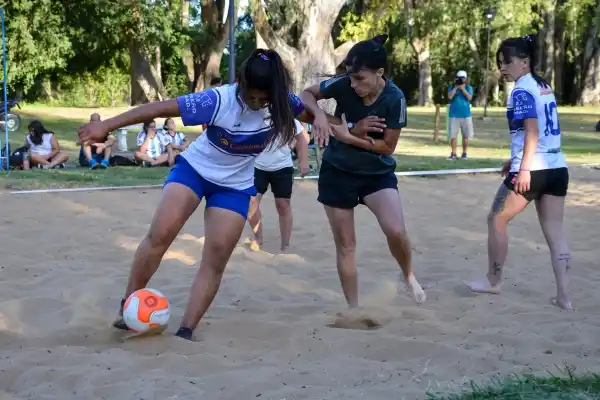 Se realizó el primer torneo de fútbol playa femenino en Chascomús