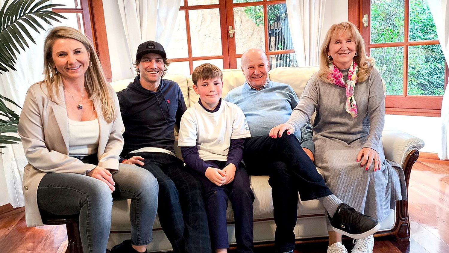 Intimidad. “Jhonny” posa en su hogar junto a sus hijos Magalí, Juan Bautista, su nieto Salvador y su esposa Mónica