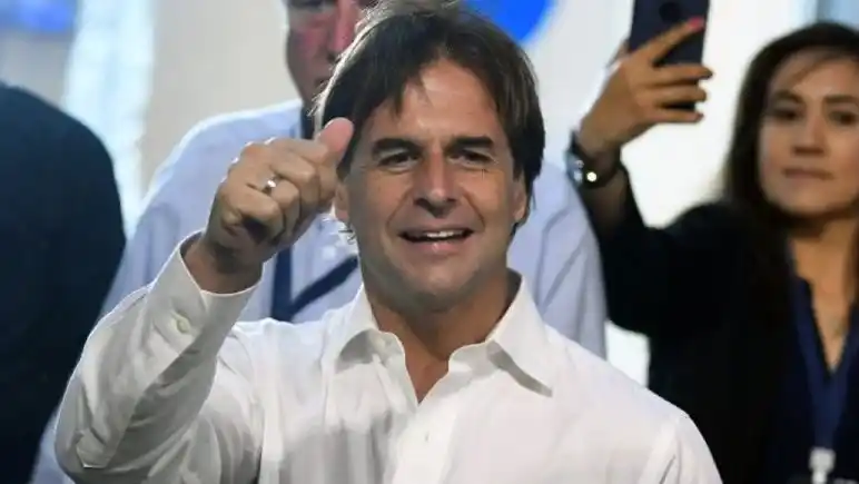 El presidente de Uruguay recibió la primera dosis de la vacuna de Sinovac