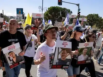 Cientos de israelíes visitaron la plaza de los Rehenes de Tel Aviv a dos años del ataque