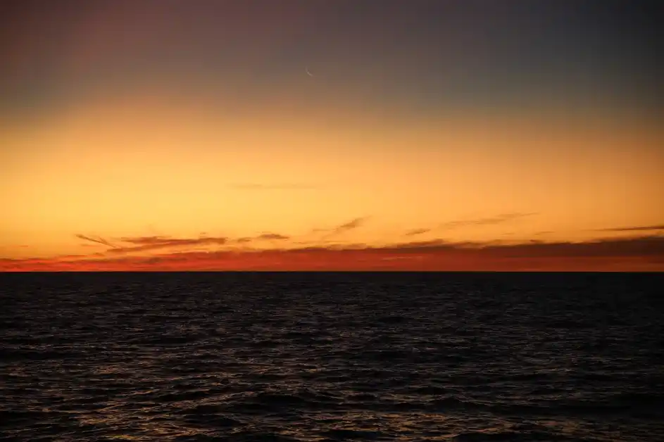 La temperatura se toma desde la Estación de Observaciones Costeras del Servicio de Hidrografía Naval, ubicada en el muelle del Club de Pescadores.