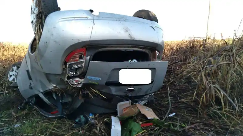 Se durmió al volante y volcó con su auto