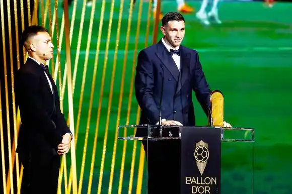 Dibu Martínez hace historia: ganó el Premio Yashin por segundo año consecutivo